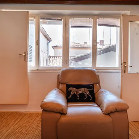 Timeless Antique Old Town With Terrace Apartman