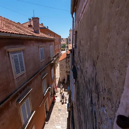Timeless Antique Old Town With Terrace Zára