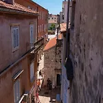 Timeless Antique Old Town With Terrace 公寓 *