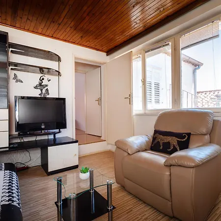 דירה Timeless Antique Old Town With Terrace