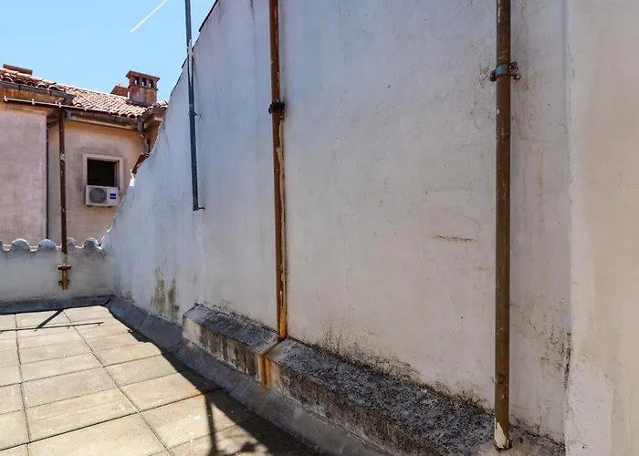 Timeless Antique Old Town With Terrace Lägenhet