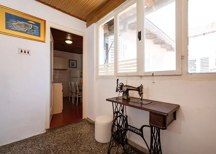 Timeless Antique Old Town With Terrace Lägenhet