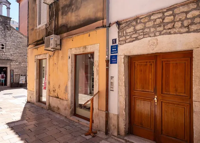 Lägenhet Timeless Antique Old Town With Terrace