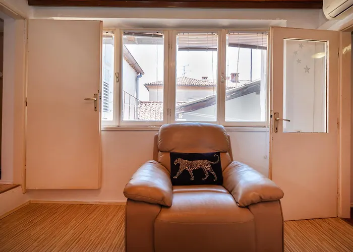 Timeless Antique Old Town With Terrace Lägenhet